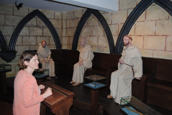 Keuvelen met de monniken in het Abdijmuseum