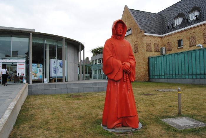 Groot monnikenbeeld voor het onthaalgebouw van de Duinenabdij