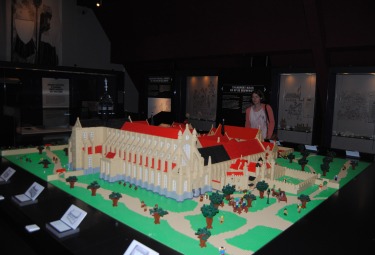 Maquette van de abdij Ten Duinen gemaakt uit Lego