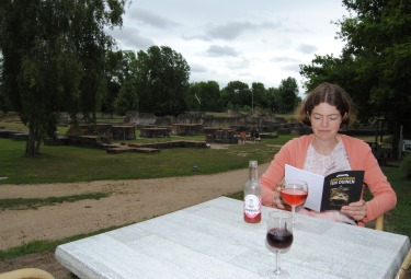 Pauze met een drankje met de ruïnes van de Duinenabdij op de achtergrond