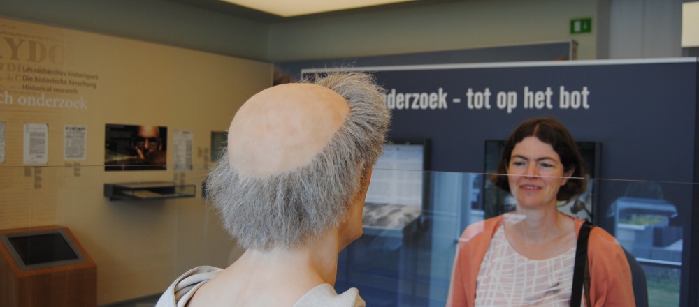 Bij een beeld in het Abdijmuseum Ten Duinen in Koksijde